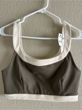 EXPRESS Colorblock Scoop Neck Sports Bra / Crop Top – Olive & Cream – Size M